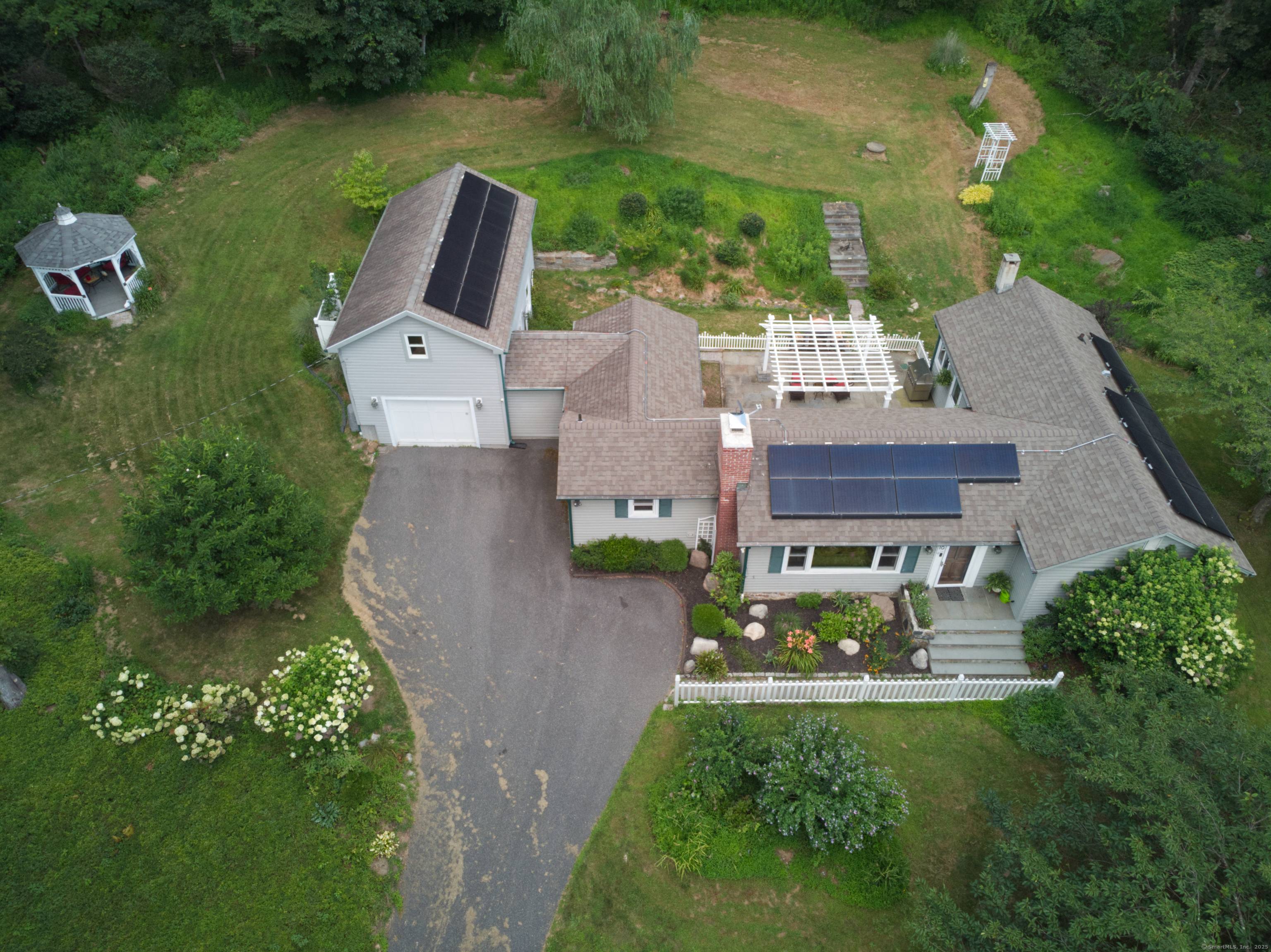 MOVE IN READY ! Looking for a country retreat, weekend home, artist escape or a work from home space ?
