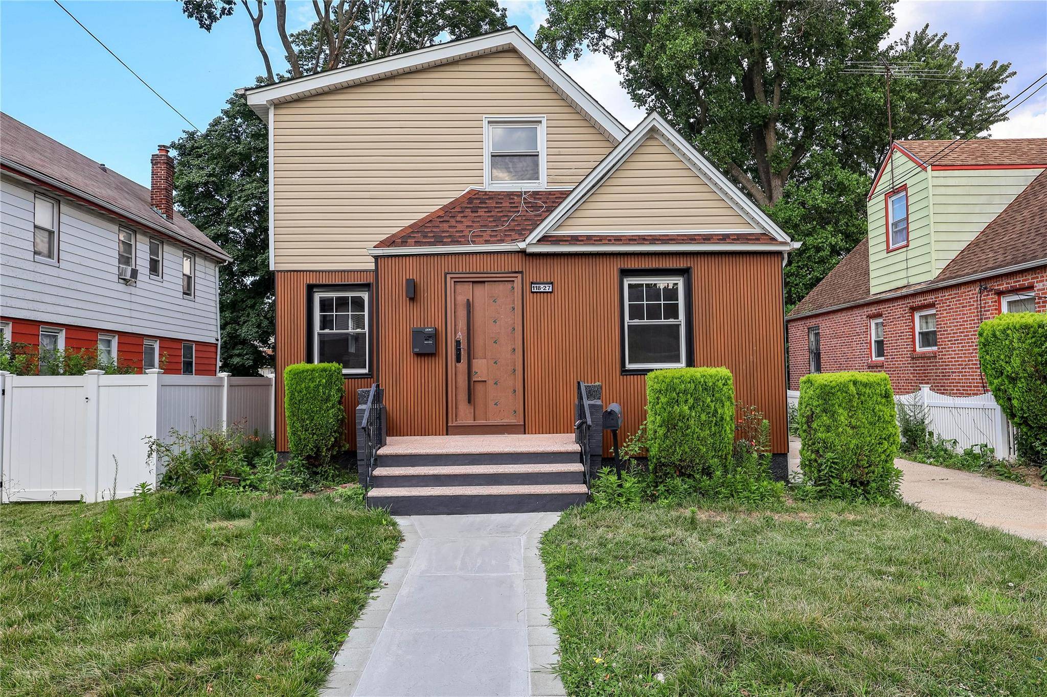 Welcome to this beautifully fully renovated detached 2 Family home located in the heart of Saint Albans !