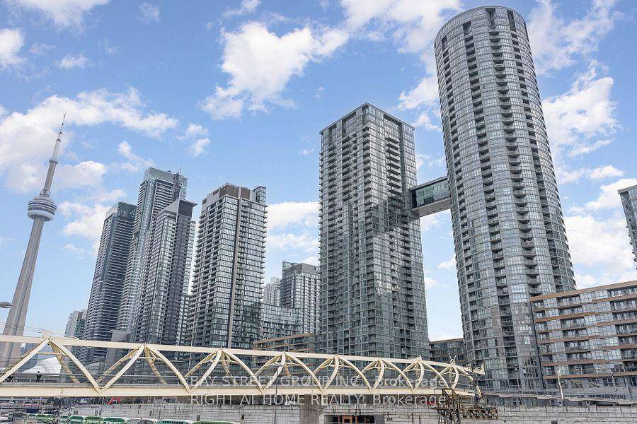 Luxury one bedroom condo, Heart of Downtown, Close to all Amenities, Bright amp ; Spacious, 24 hours Concierge, Indoor Pool, Squash, Fitness Centre, Aerobics amp ; Dance Studio.