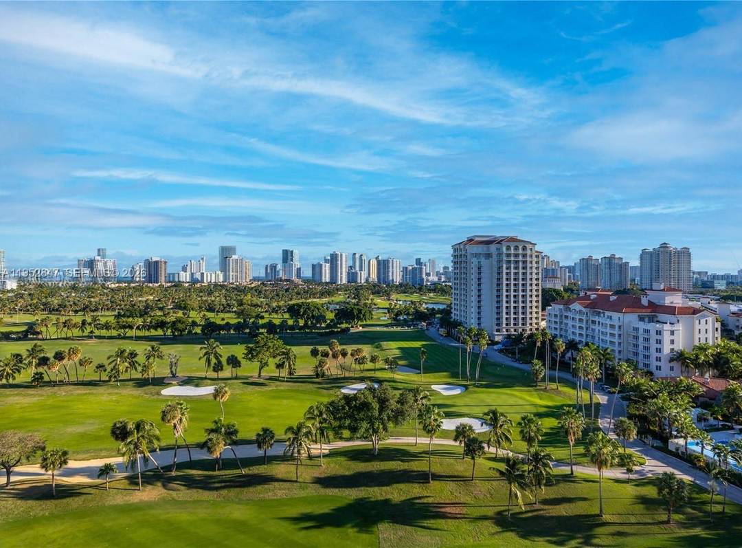 Perched on the 25th floor of a 27 story tower, this spacious 1, 303sqft 2 bed, 2 bath condo offers sweeping views of lush golf courses amp ; stretches all ...
