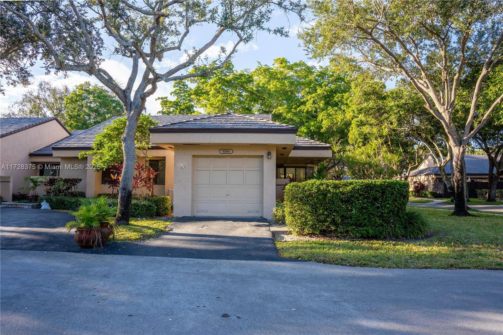 3 bedroom 2 bathroom with Open floor plan Located in the heart of Jacaranda.