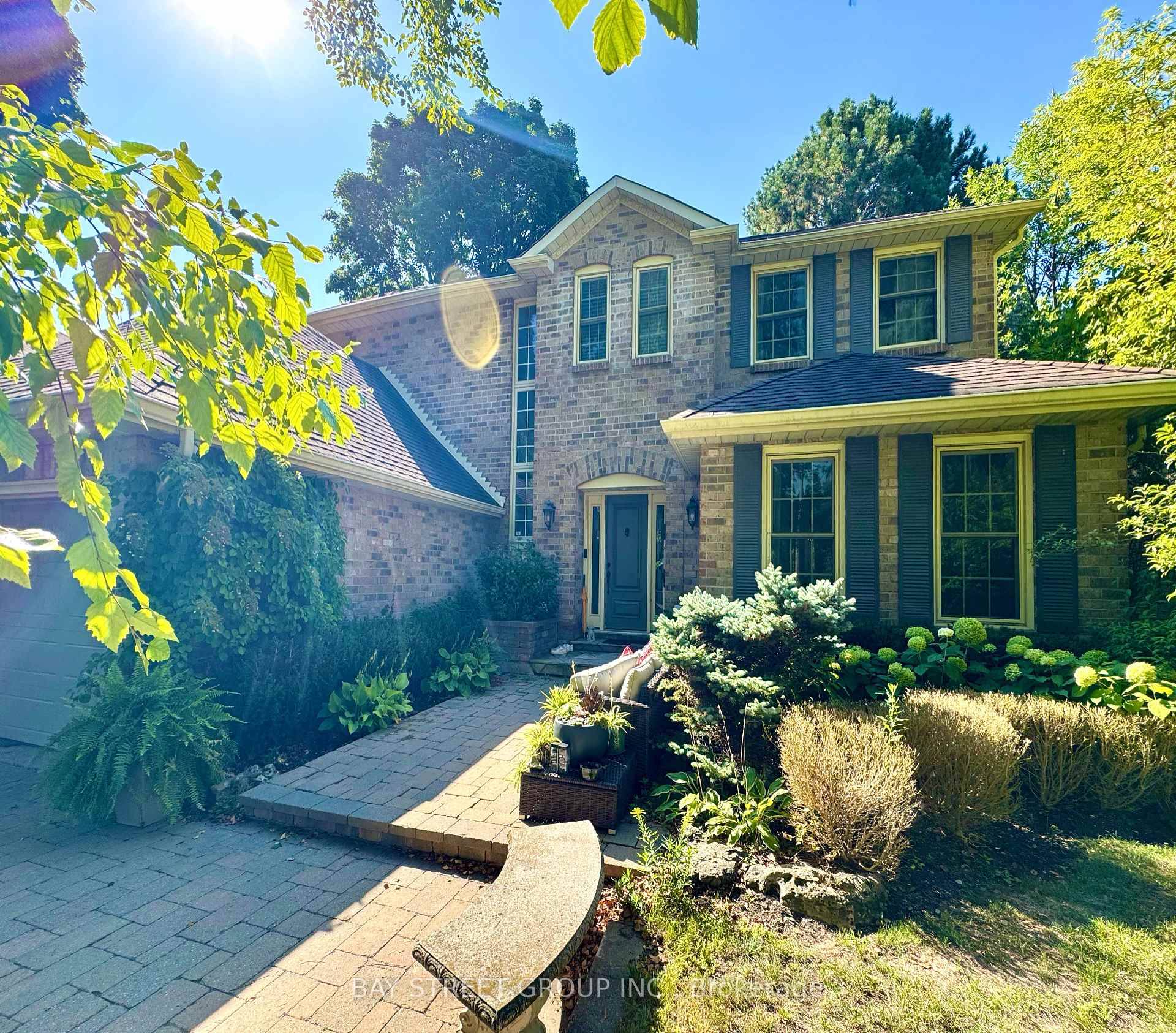 Rarely Available Gorgeous detached home features a double car garage and is located on a private crescent in the highly sought after Unionville community.