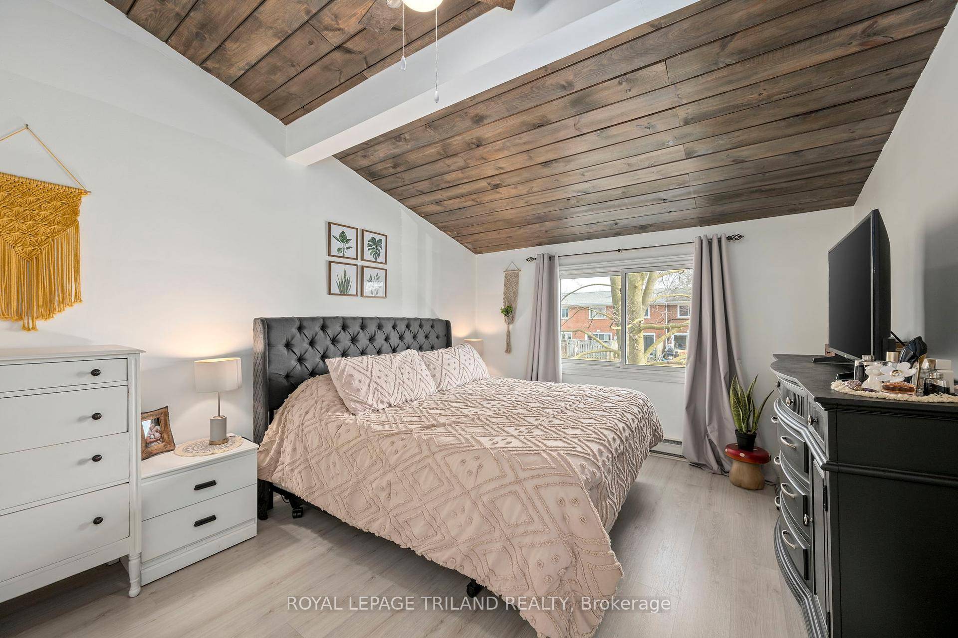 Welcome to this inviting 2 bedroom, 2 bathroom, Bonus Room in a sought after neighbourhood, offering comfort, functionality, and community perks.