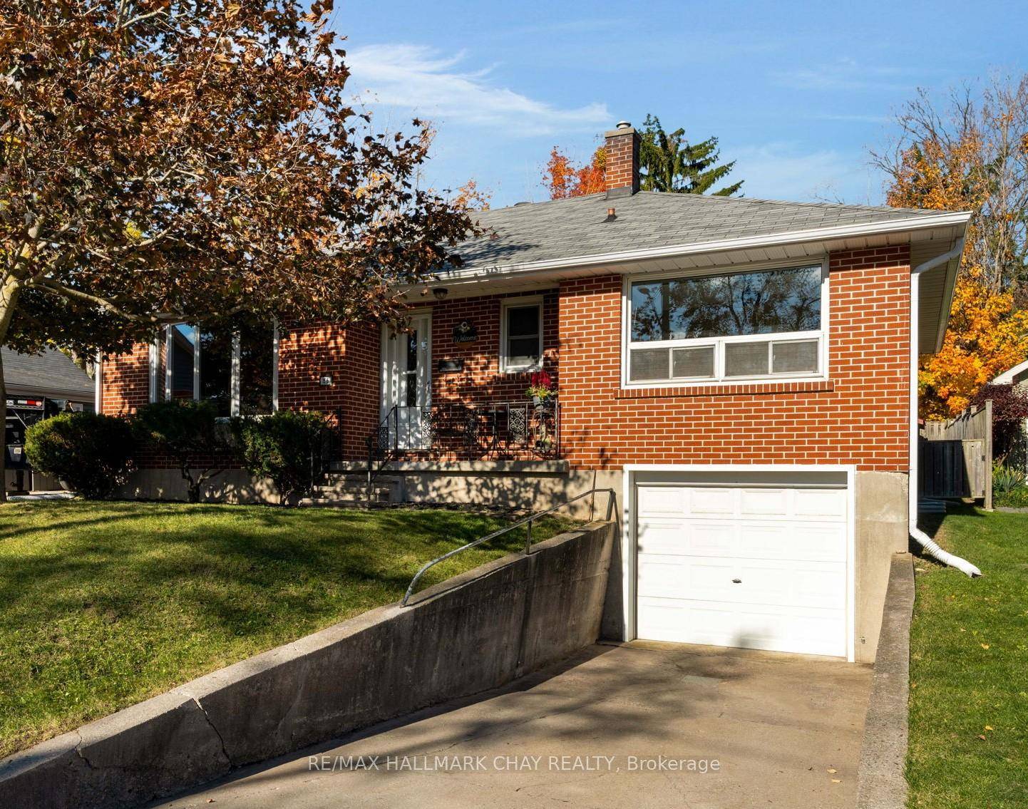 sold pending deposit Welcome to this charming 3 bedroom detached home in the heart of Central Barrie !