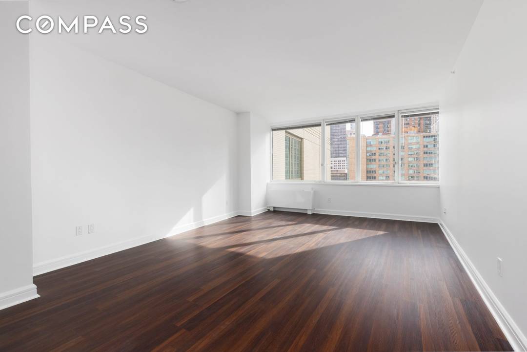 Luxurious Manhattan Living on Riverside Boulevard Experience refined city living in this exquisite one bedroom condominium on the highly sought after Riverside Boulevard.