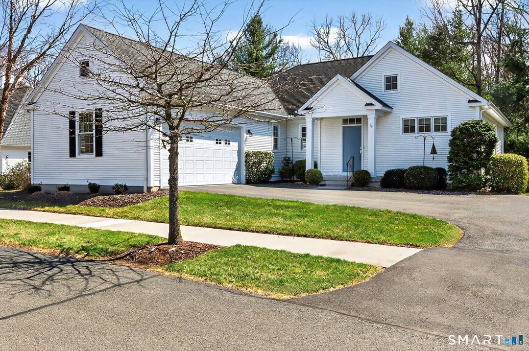 Sun filled, gorgeous move in condition.