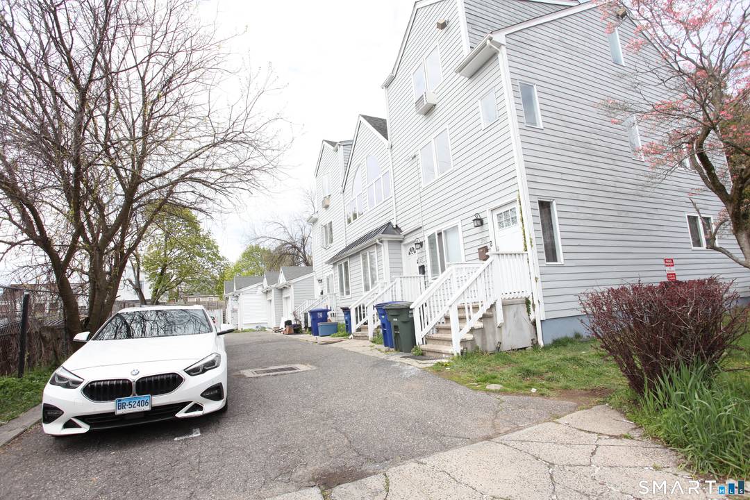 This four family multi unit is a prime addition to any savvy investor's portfolio.