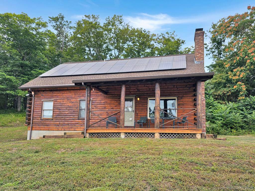 Spacious log home rental in excellent condition, combining classic charm with modern convenience.