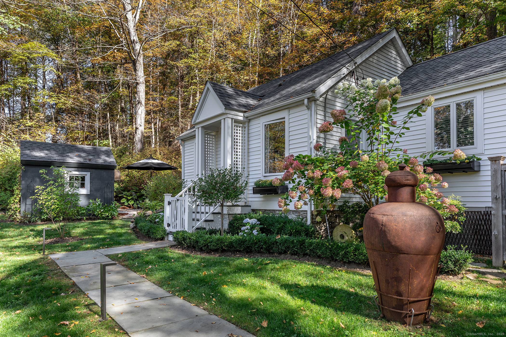 A must see Washington gem, this chic country cottage has been meticulously reinvented by two renowned New York designers.