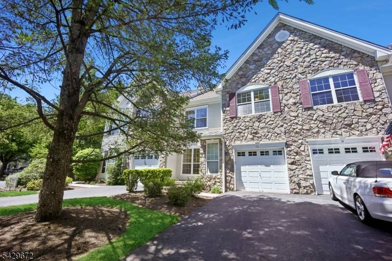 Bright and well maintained 3 bedroom, 2.