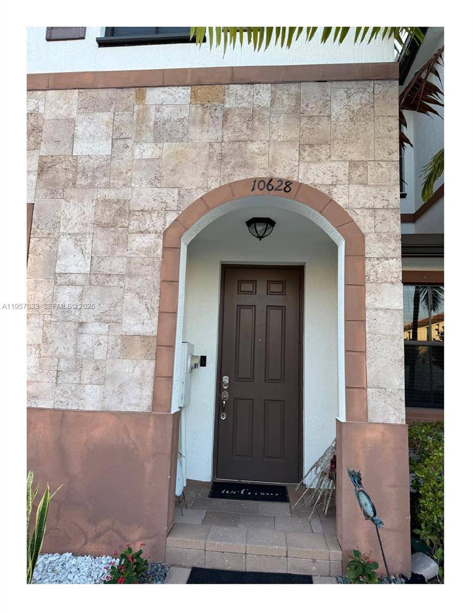 Welcome to your dream townhome in the heart of Hialeah !