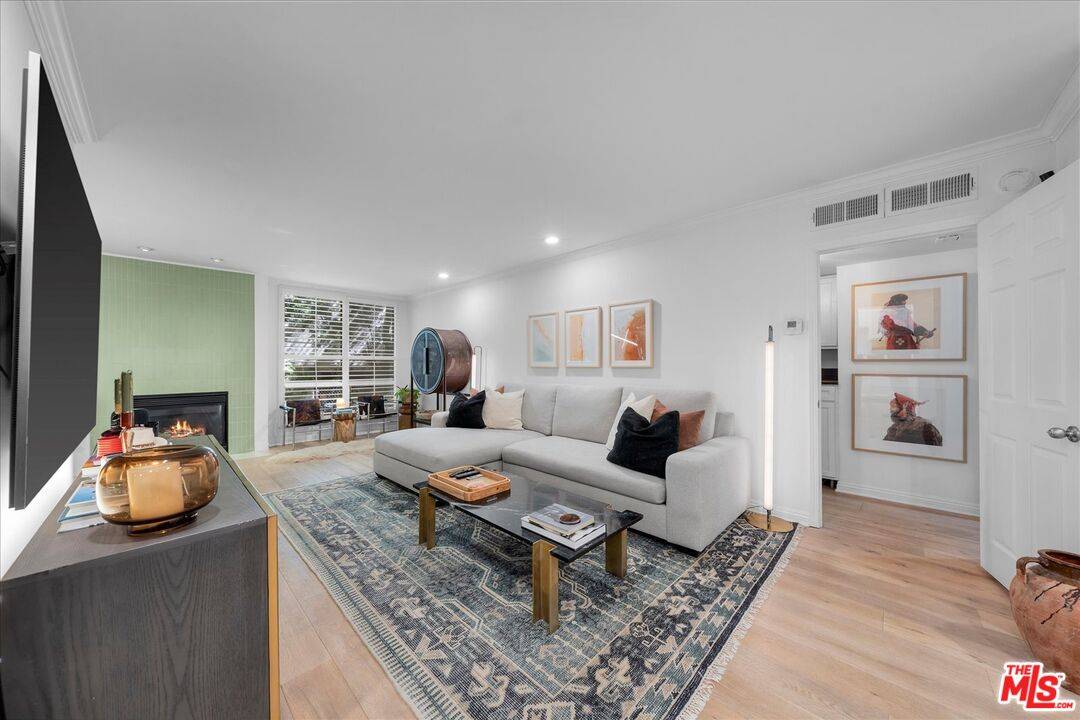 927  N Kings Rd 1BR Sunset Strip La