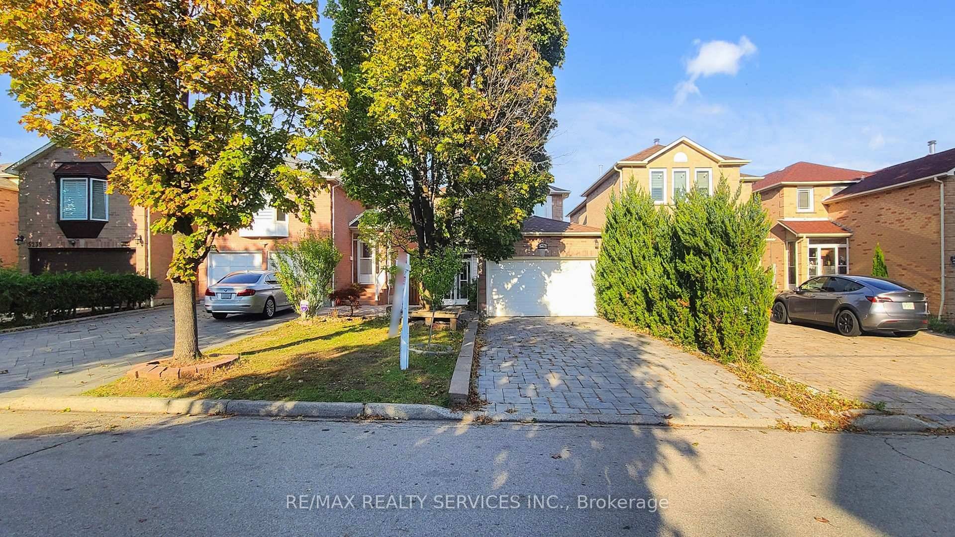 Beautiful Detached Home in Prime Location !