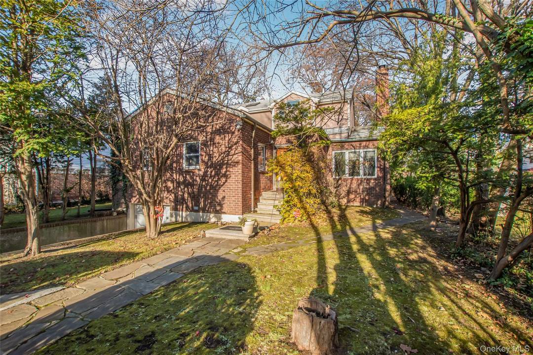 Nestled on a quiet street in the heart of south Riverdale, you will find a hidden gem !