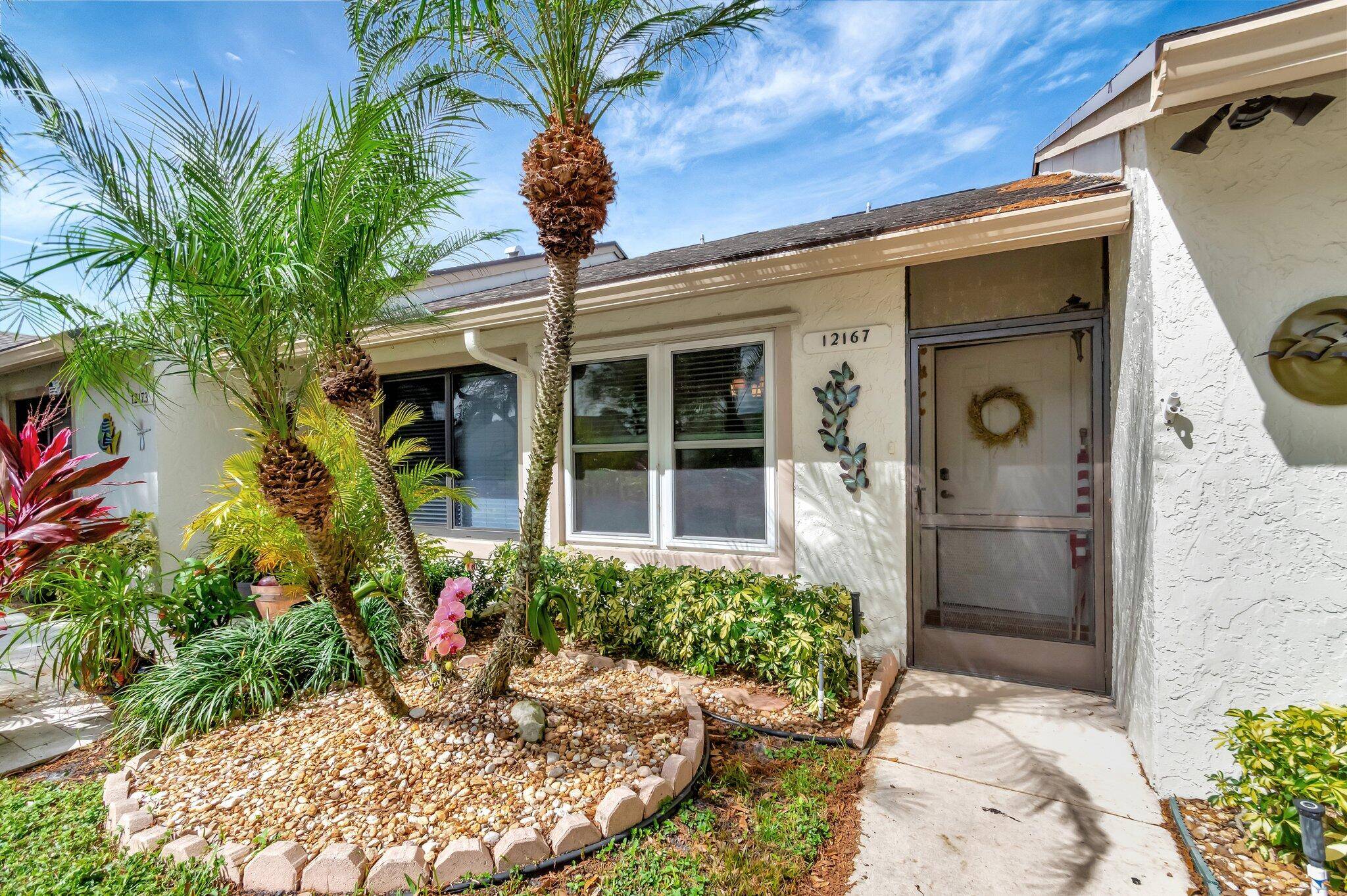 Charming Active Adult Villa in Boynton BeachDiscover this delightful and well maintained villa in a vibrant 55 community in Boynton Beach !