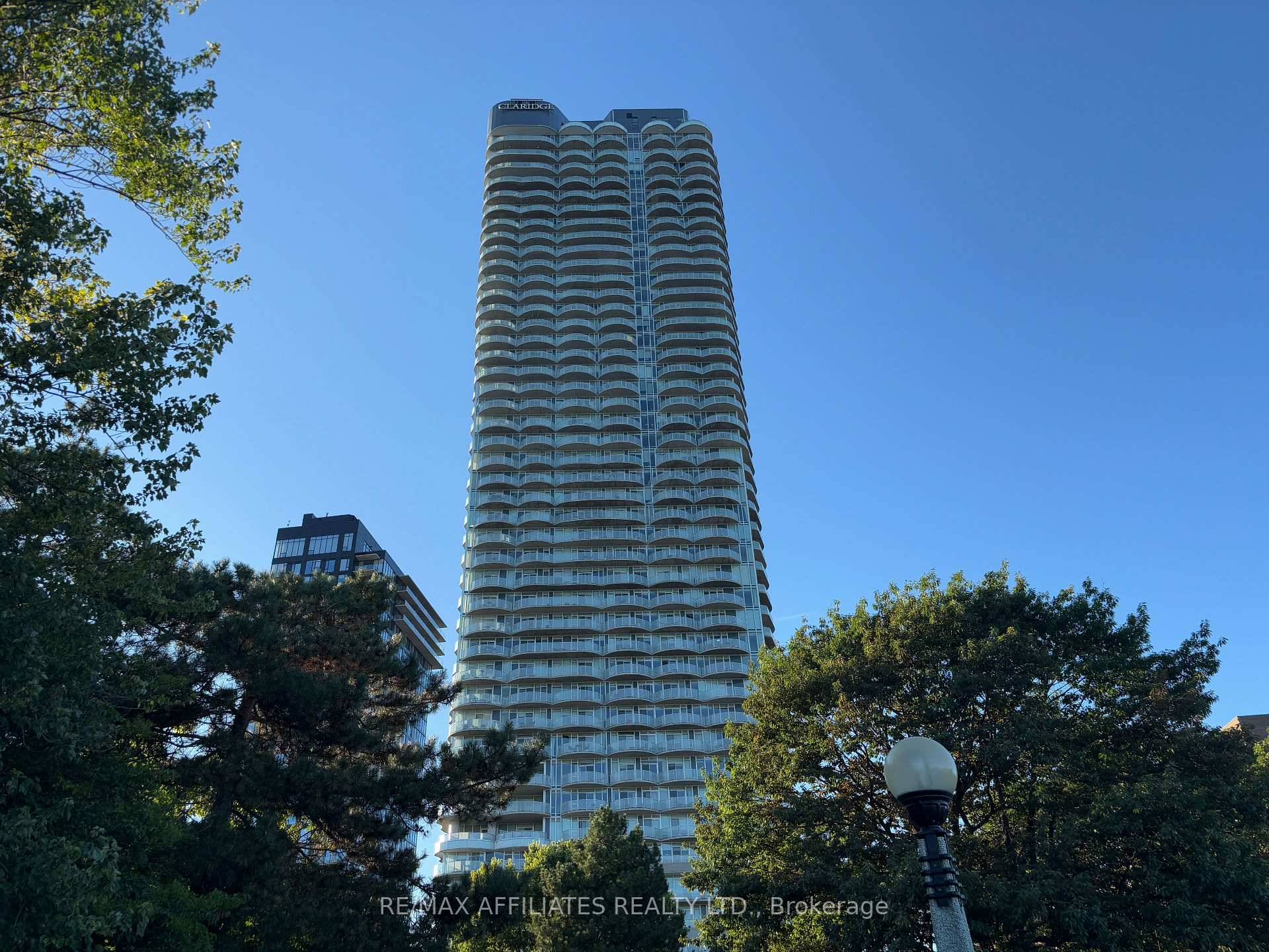 1 bedroom den located steps away from Dow's Lake, transit, and some of the city's best restaurants in Little Italy.