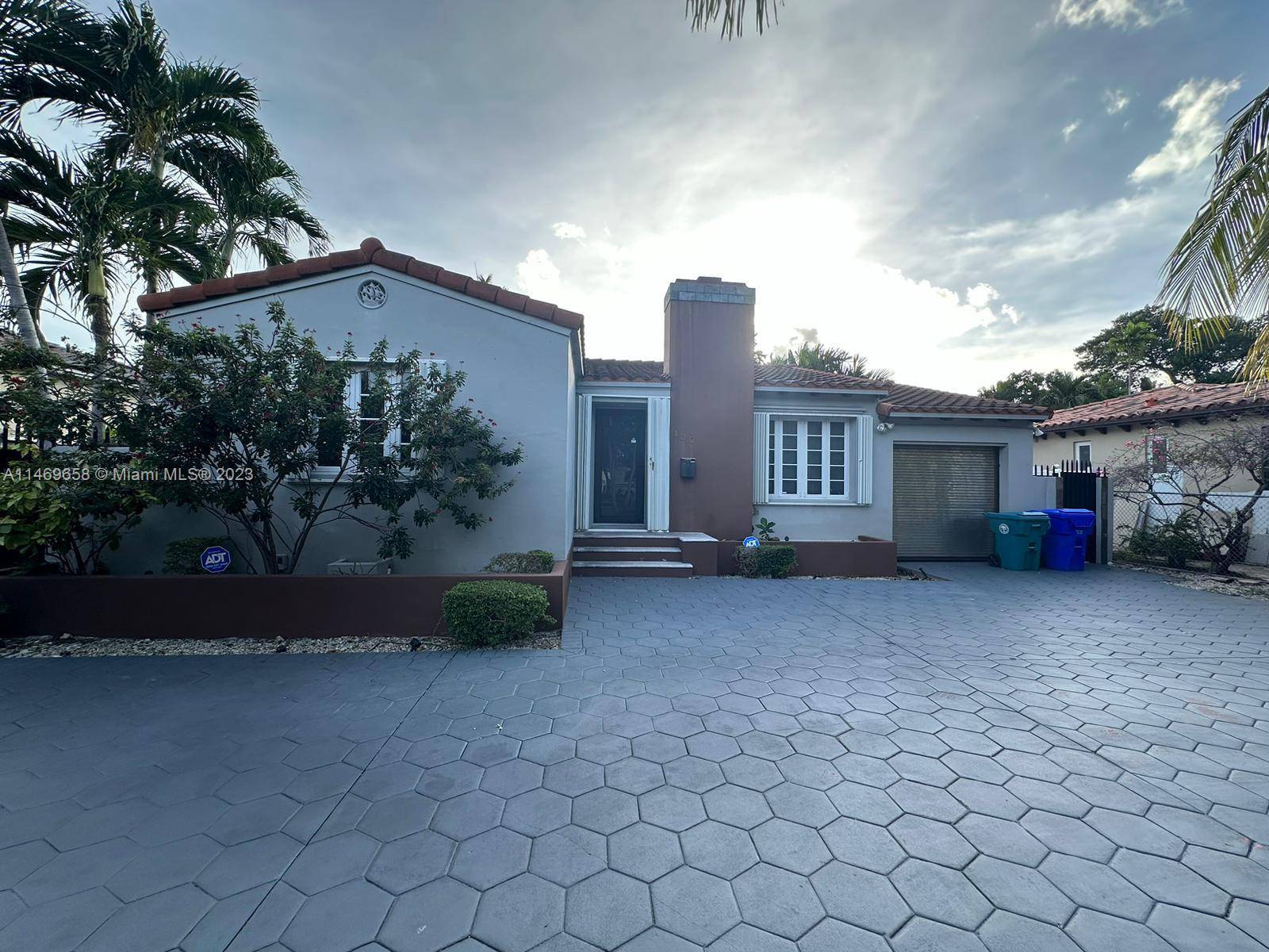 Discover an enticing rental opportunity in a prime location near Brickell in the Roads neighborhood.