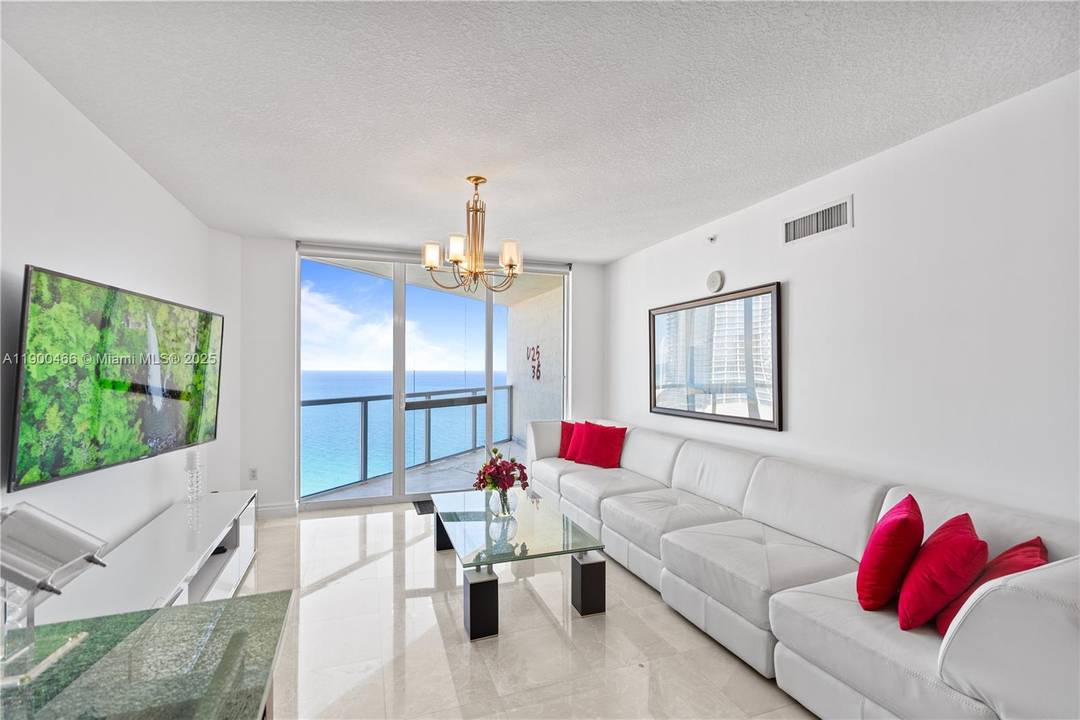 Beautiful 2 bedroom den, 2.