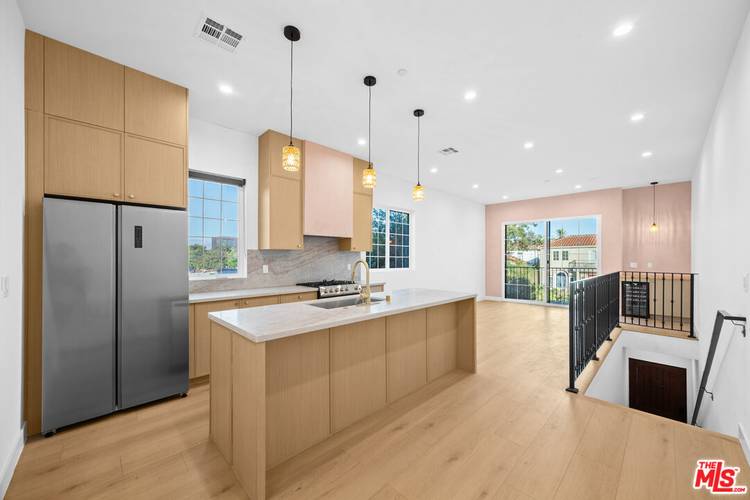 1007  S Citrus Ave 3BR La