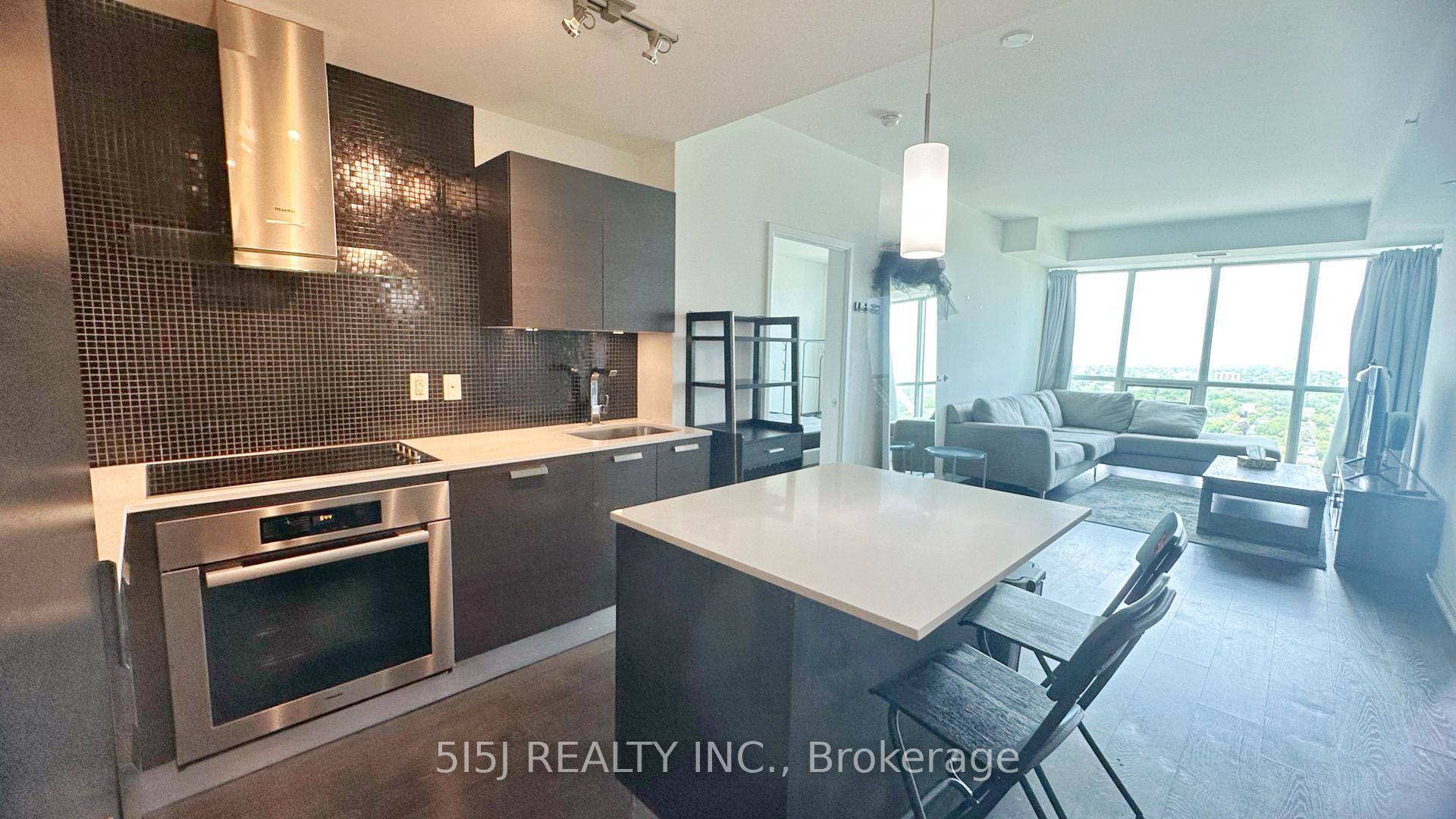 Luxurious Emerald Park Residence Located Yonge Sheppard W Sun Filled 2 Bdrms Den, 2 Washrooms.