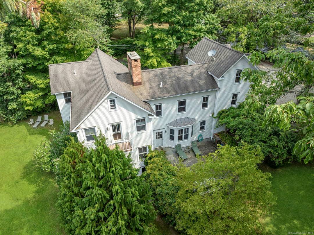 A unique collaboration between past and present, 202 Weed Street is a 4, 628 sq ft Colonial integrating its original 1880s structure with a stunning addition by Sam Mitchell of ...