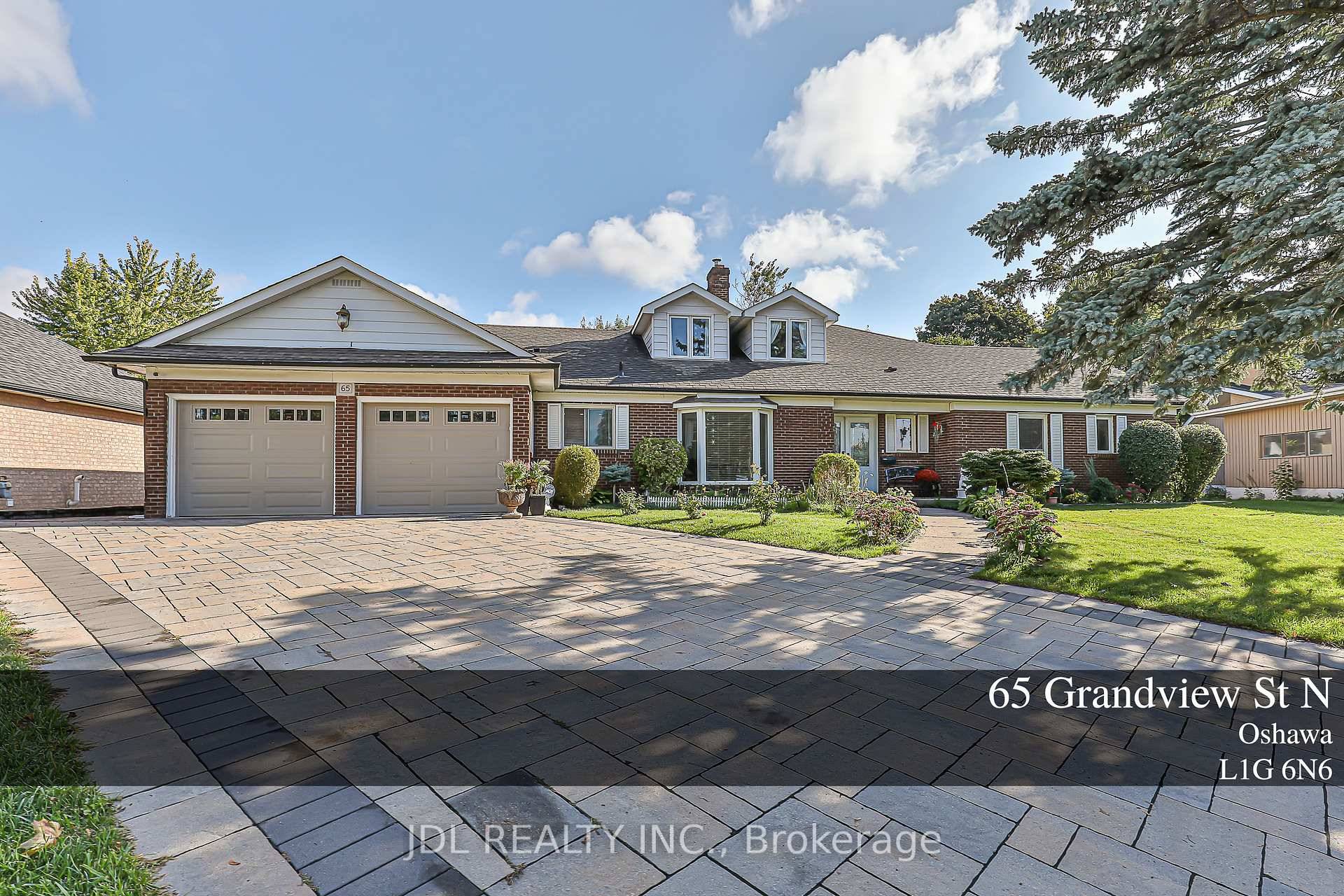 Cottage Living in the City Custom 4 1 Bedroom Bungaloft on a Forested Ravine LotExperience the best of both worlds with this spectacular custom built bungaloft, set on a serene ...