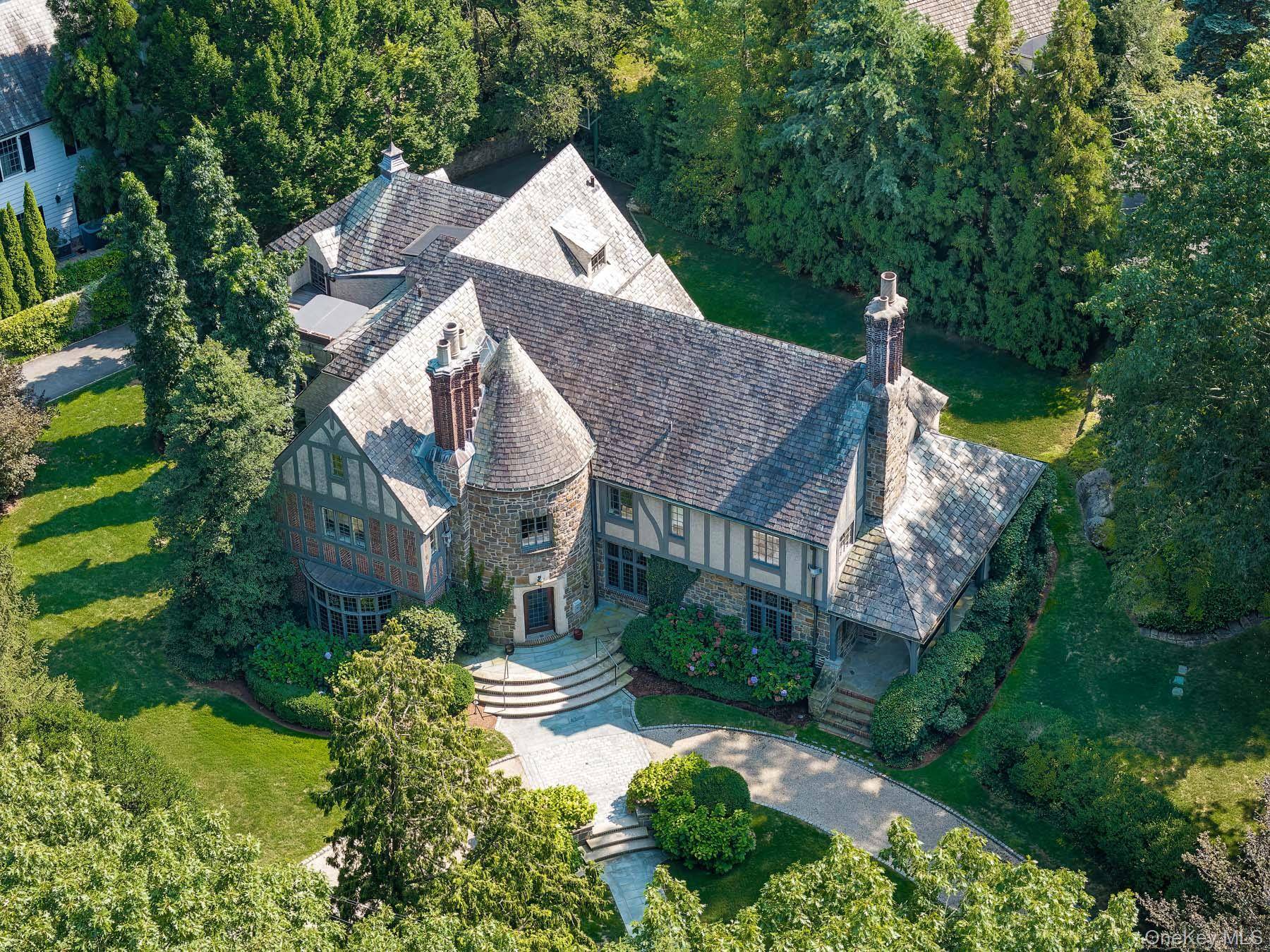 Just twenty minutes north of Manhattan yet a world apart, 42 Masterton is ideally situated in the prestigious Masterton Woods Estate section of Bronxville Village.