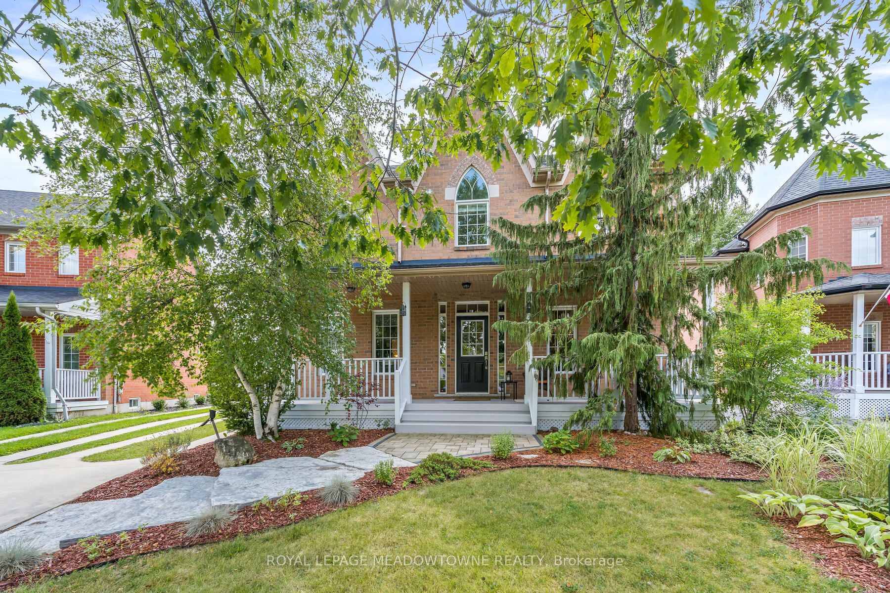 Picture perfect in adorable Rockwood !