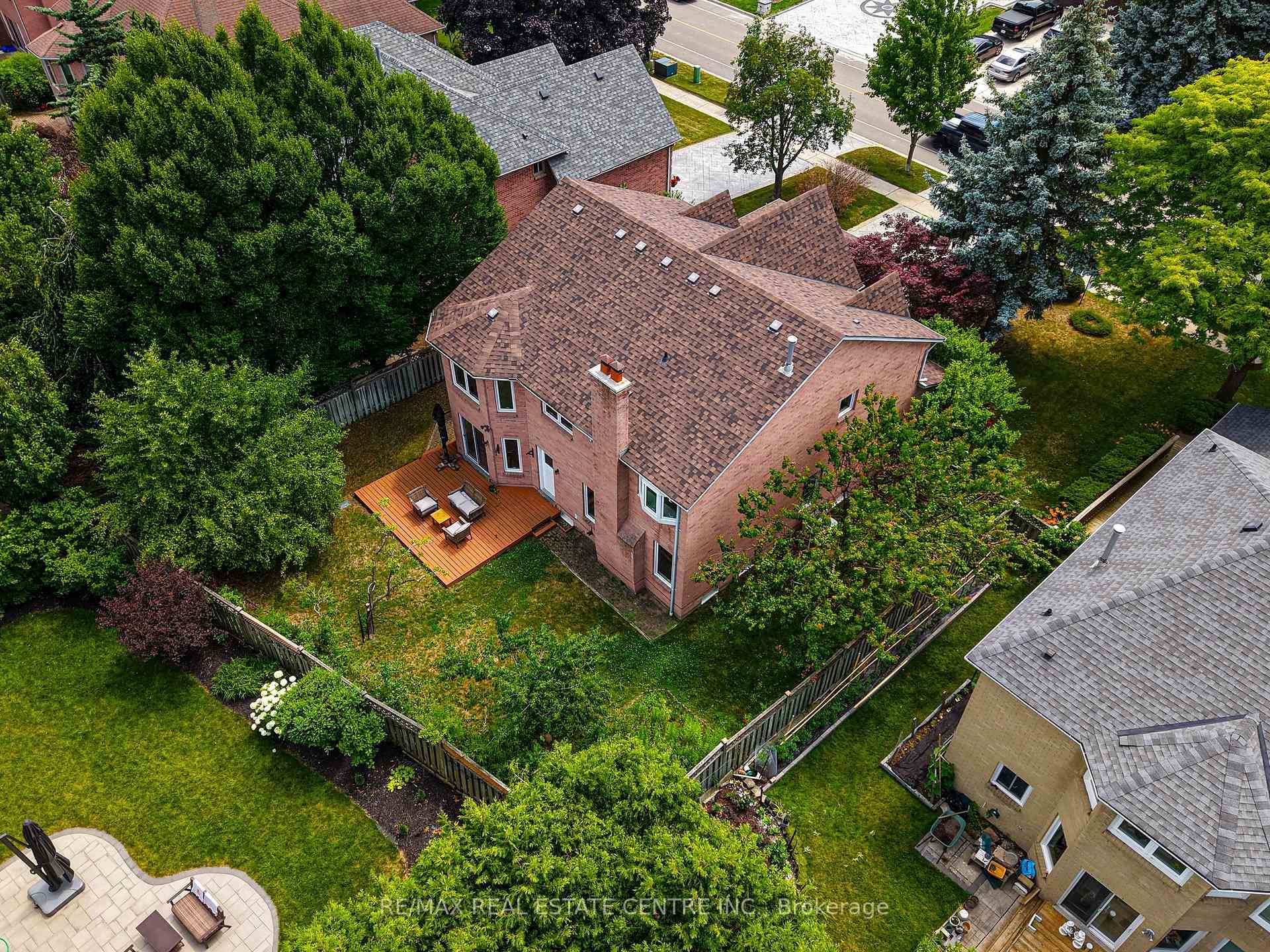 Welcome to this beautifully maintained 4 bedroom residence nestled in the highly sought after Credit Pointe neighborhood.