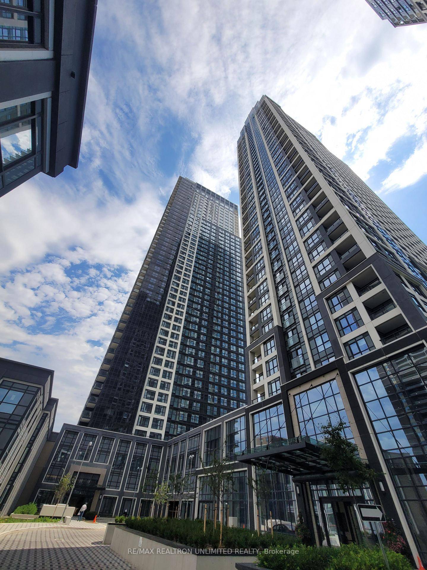Experience modern luxury in this nearly new Tridel built corner suite, ideally situated just minutes from Islington Subway with easy access to the QEW and Hwy 427.
