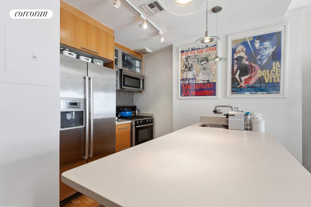 Pristine Top Floor 1 Bedroom with Washer amp ; Dryer and Balcony !