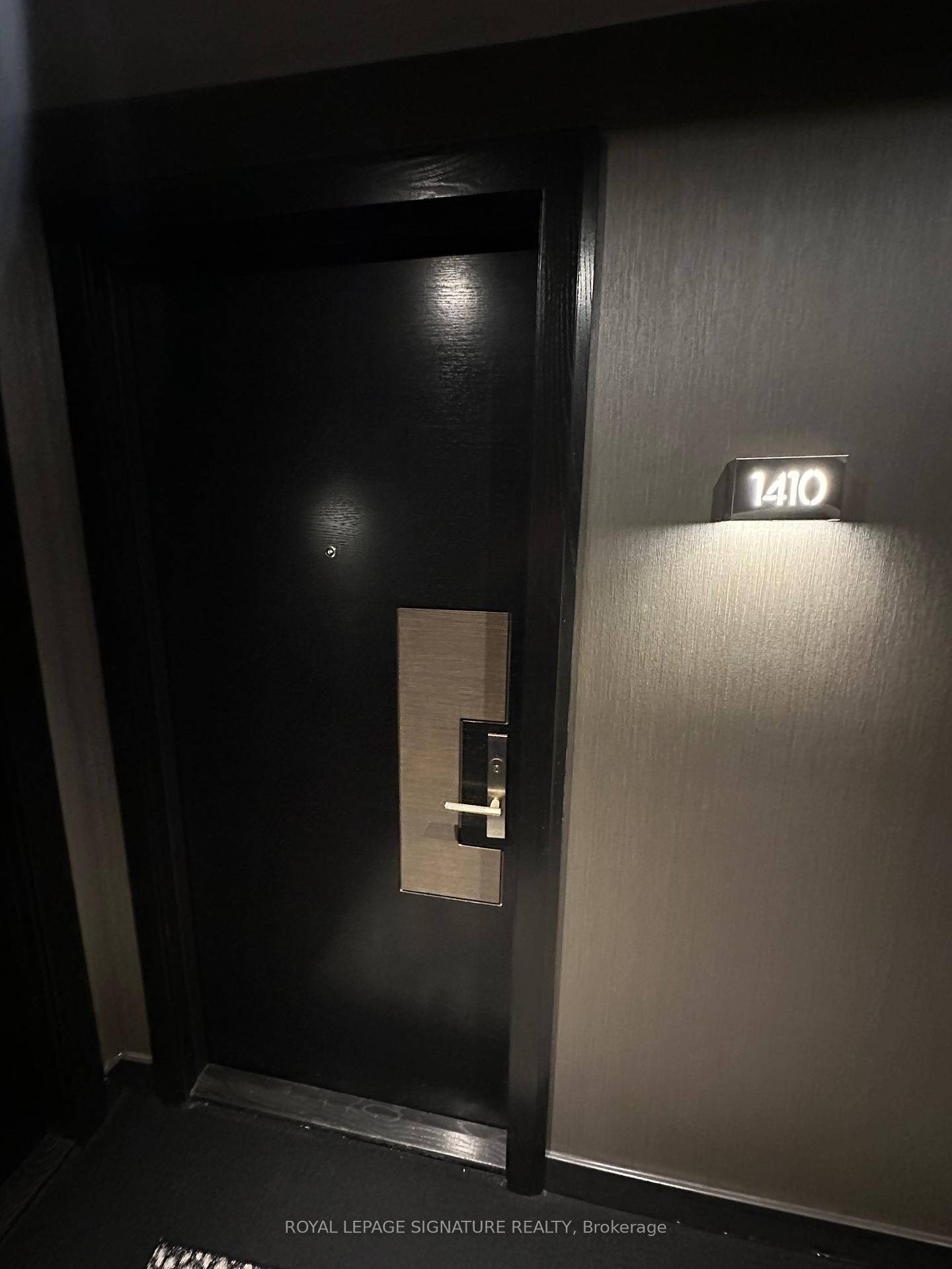 Luxury Partially Furnished Condo Adjacent To The University Of Toronto.