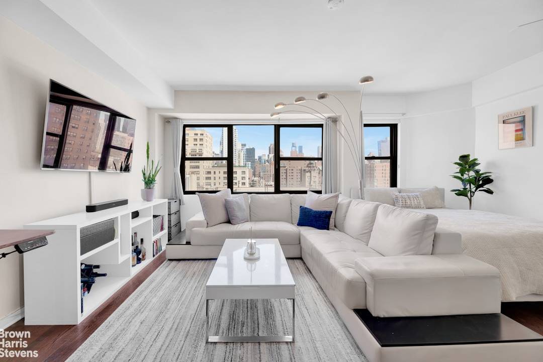 High Floor Alcove Studio with High Ceilings and Open Views Spacious and Sun flooded Alcove Studio with Open Views !