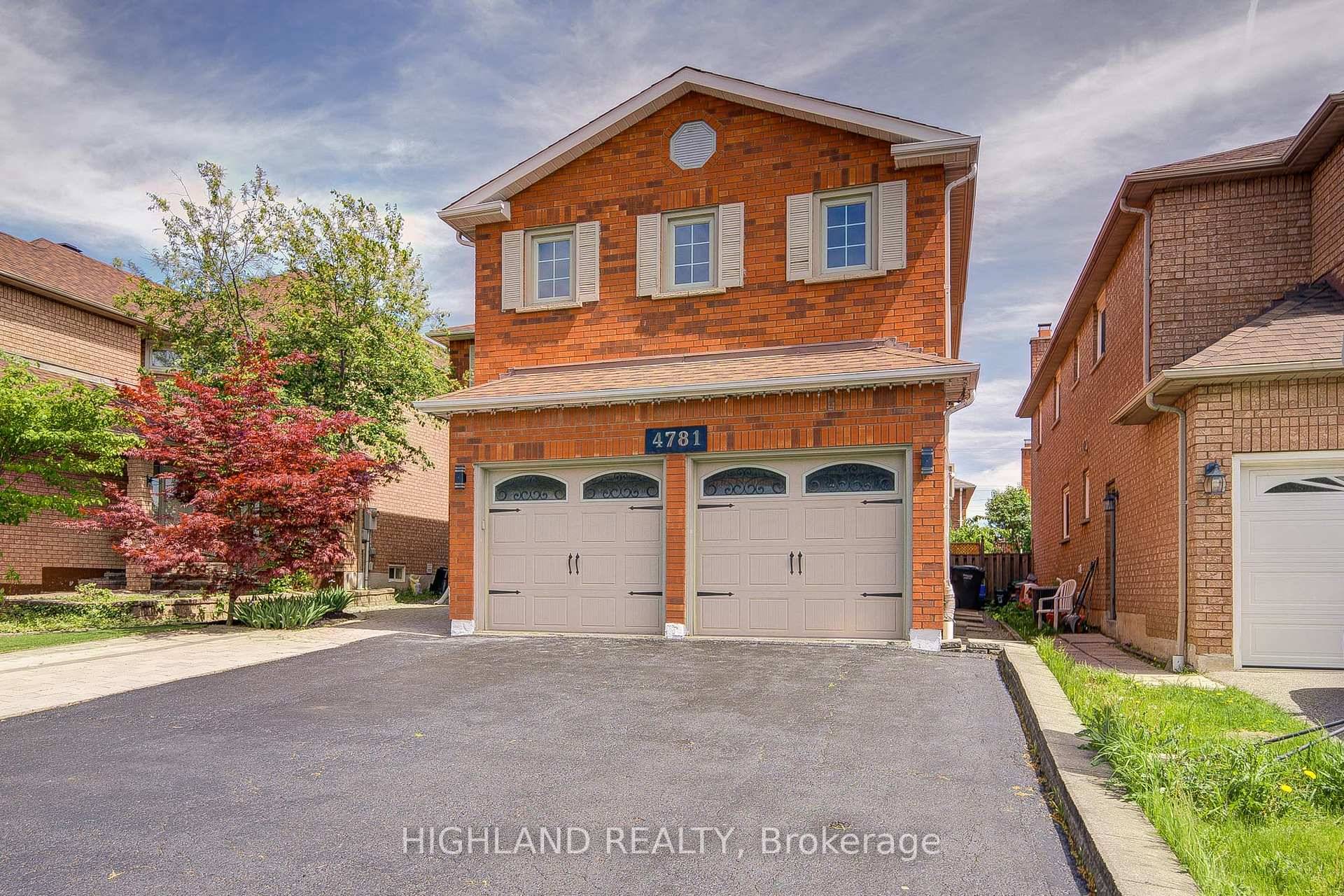 Welcome to This Stunning 4 bedroom Executive Residence Ideally Situated in one of Mississaugas most Highly Sought After Neighbourhoods !