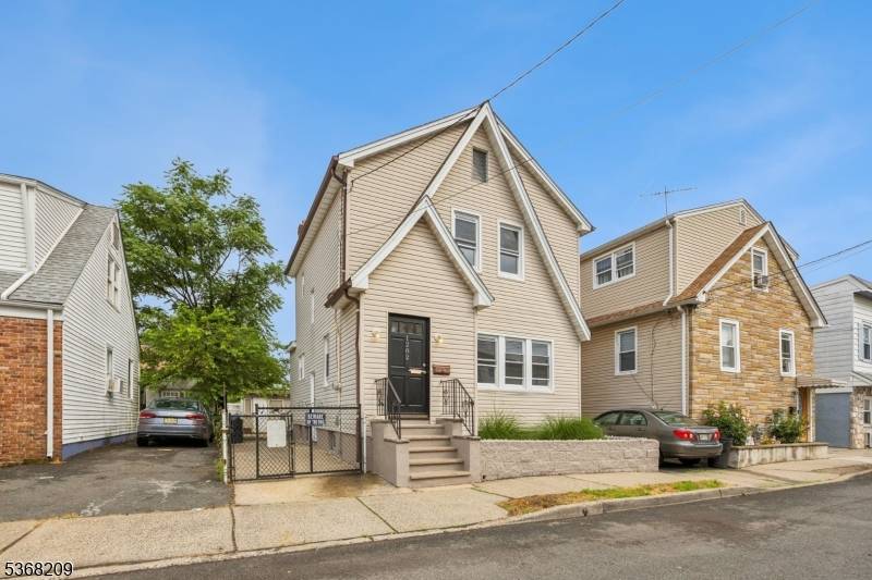 Beautifully updated 3 bedroom, 1.
