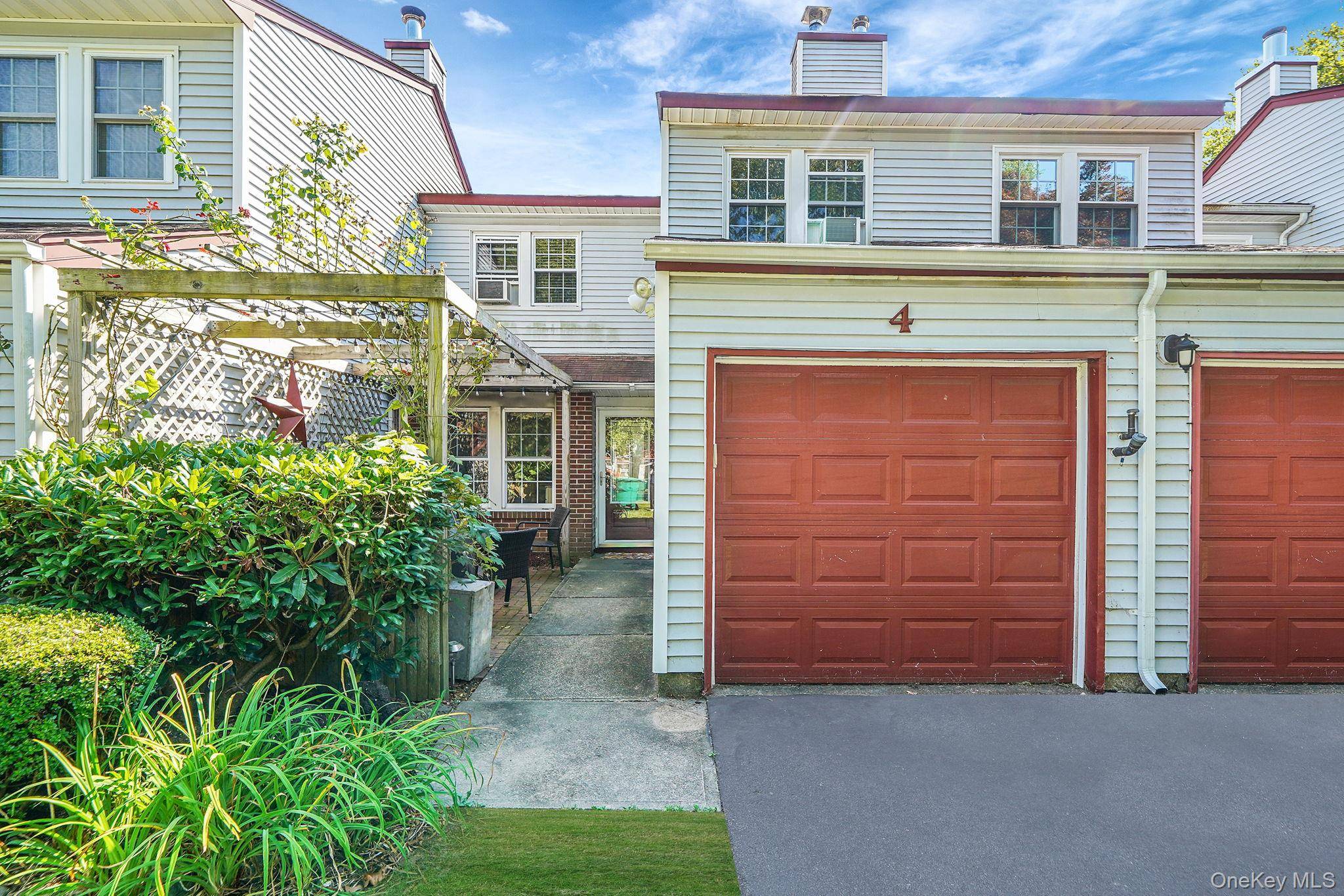 Beautiful Strathmore Court Community offering 3 bedroom 2.