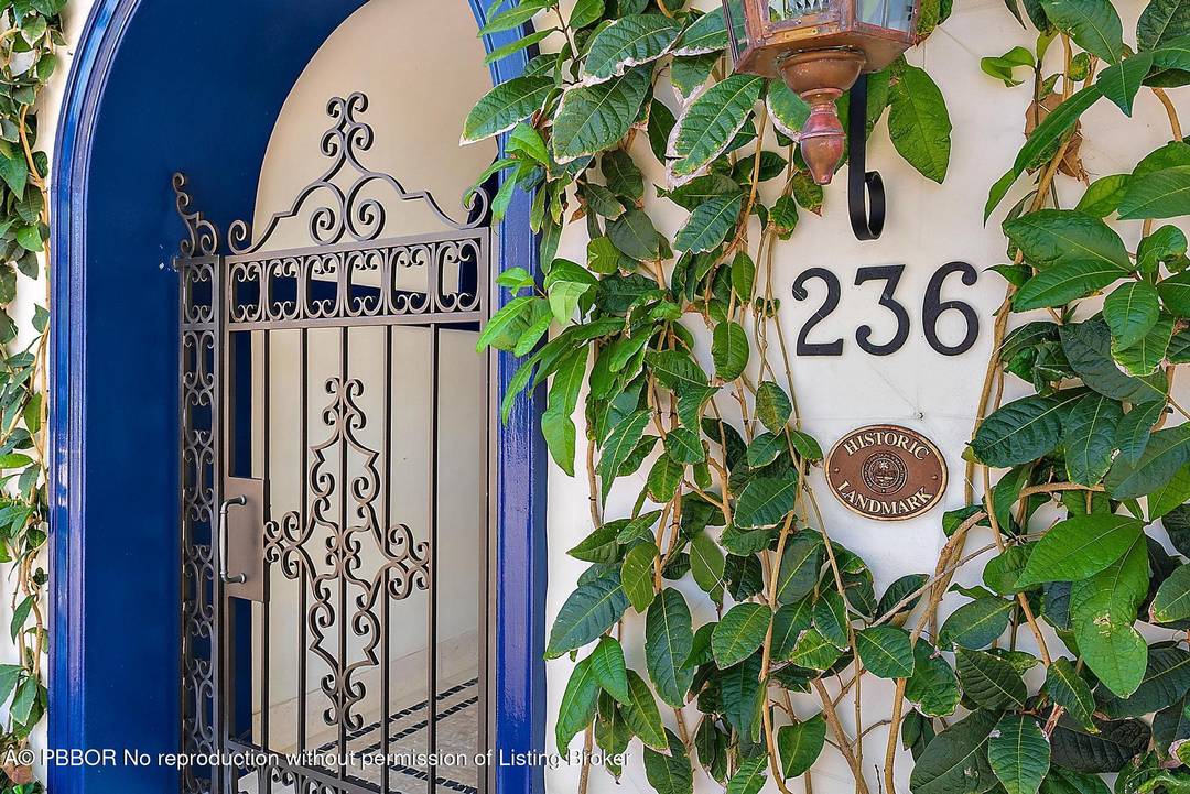 Live the Palm Beach lifestyle in this fully furnished, designer one bedroom residence defined by impeccable craftsmanship and bespoke interiors.