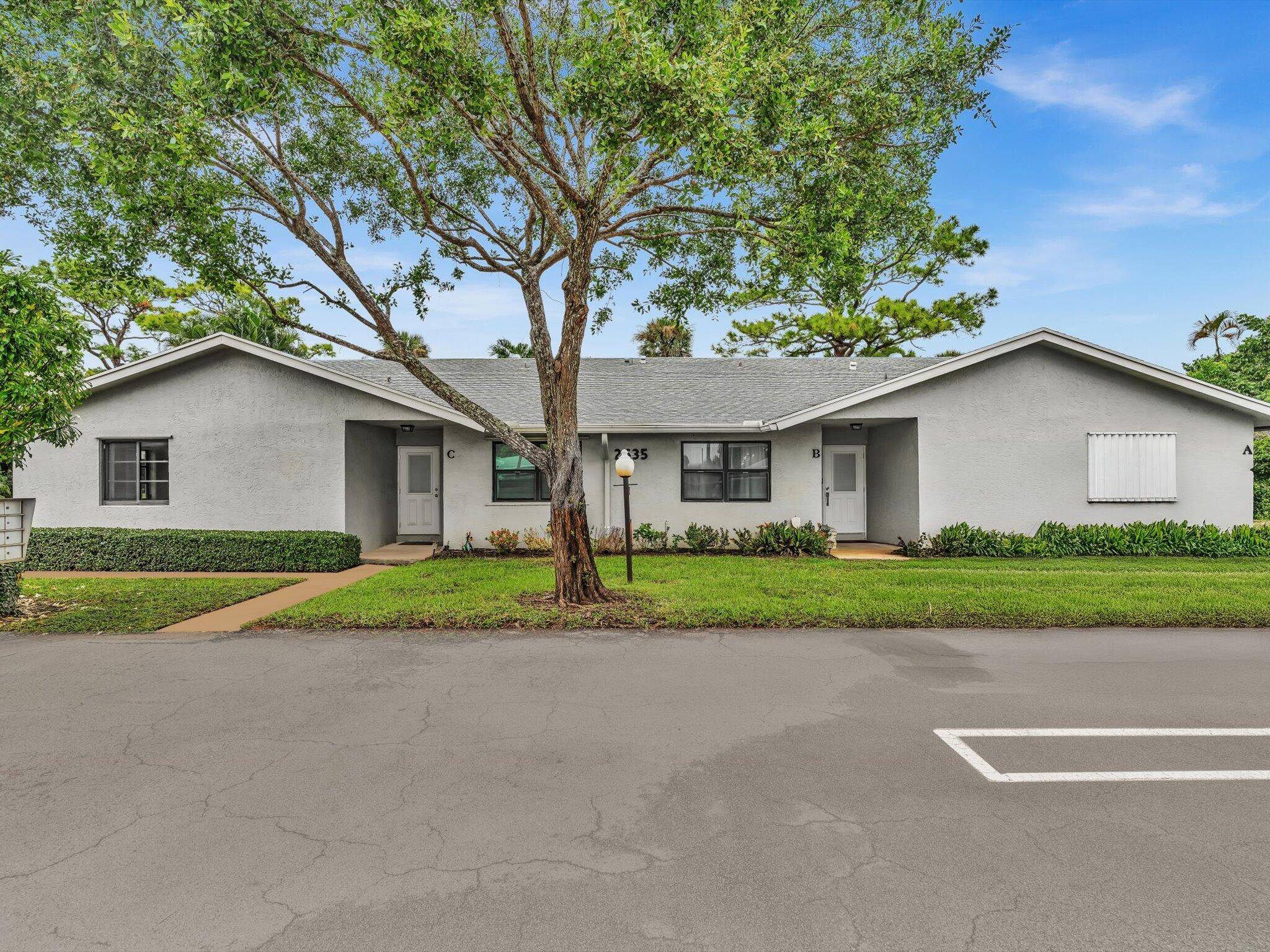 Garden and Golf Views ! Adorable 2 Bedrooms, 2 Bathrooms, spacious corner quad minutes from Downtown Delray the beach !