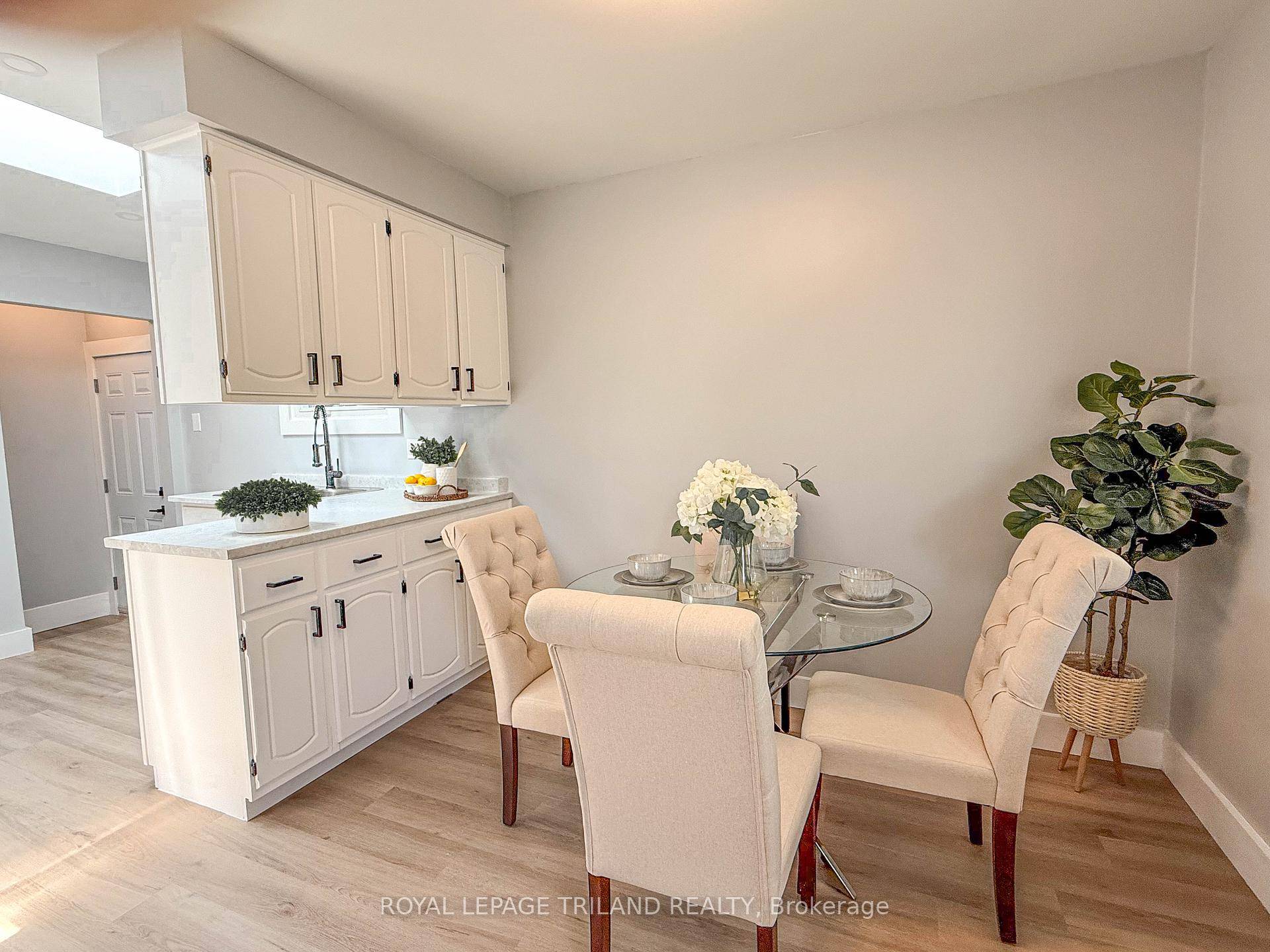 HOME FOR SALE IN LONDON Charming 3 Bedroom, 1 Bathroom in White Oaks neighbourhood, London, Ontario.