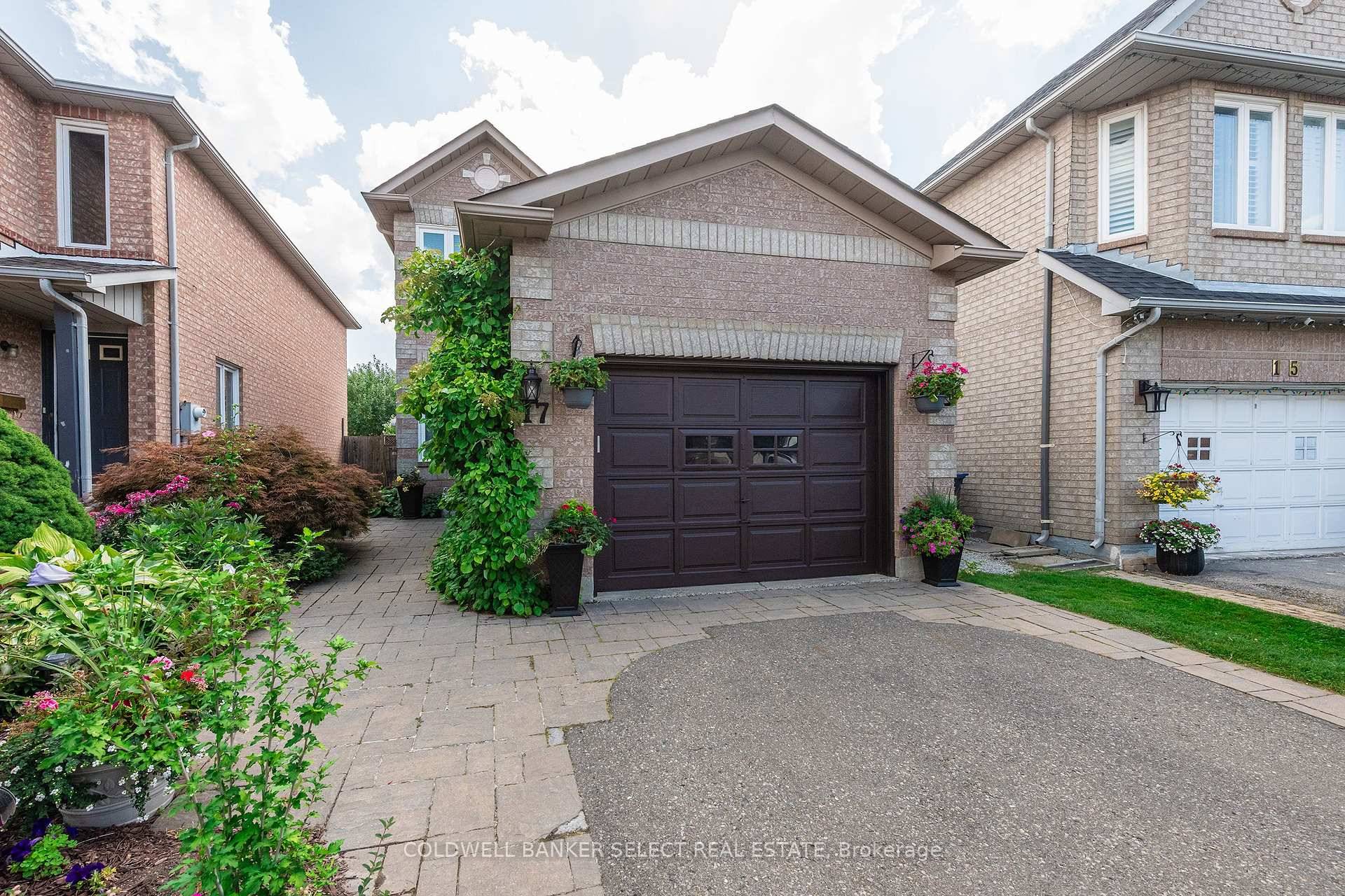 LOCATION, LOCATION ! A Quiet Neighbourhood in Royal Orchard amp ; Williams Parkway.