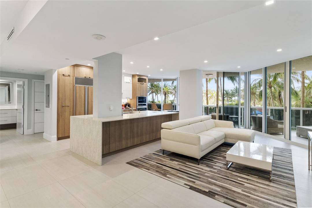 SOUTHEAST EXPOSURE.. all day sun on balcony.