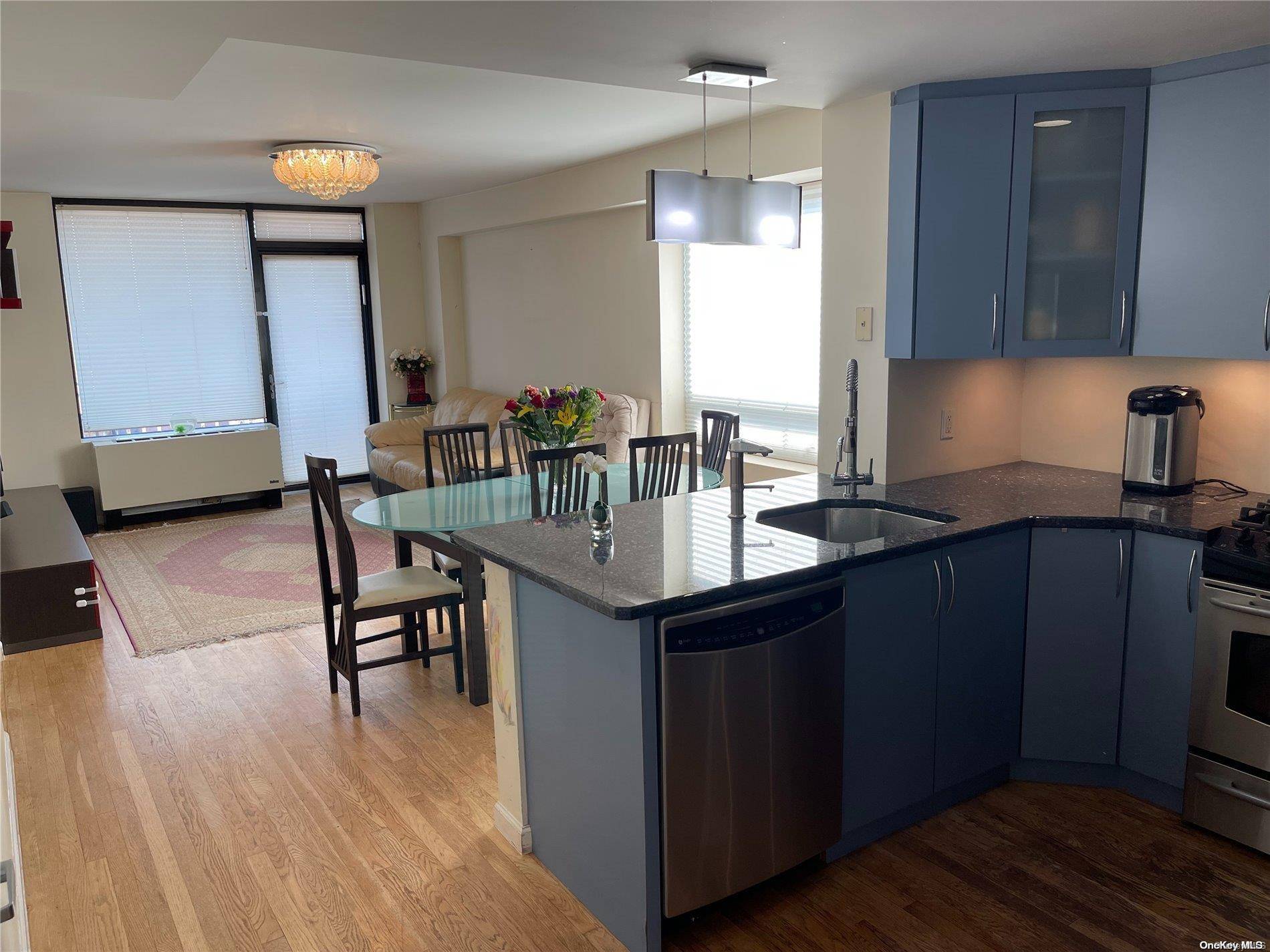 Live in the luxury of Kew Gardens with Spectacular Manhattan views.
