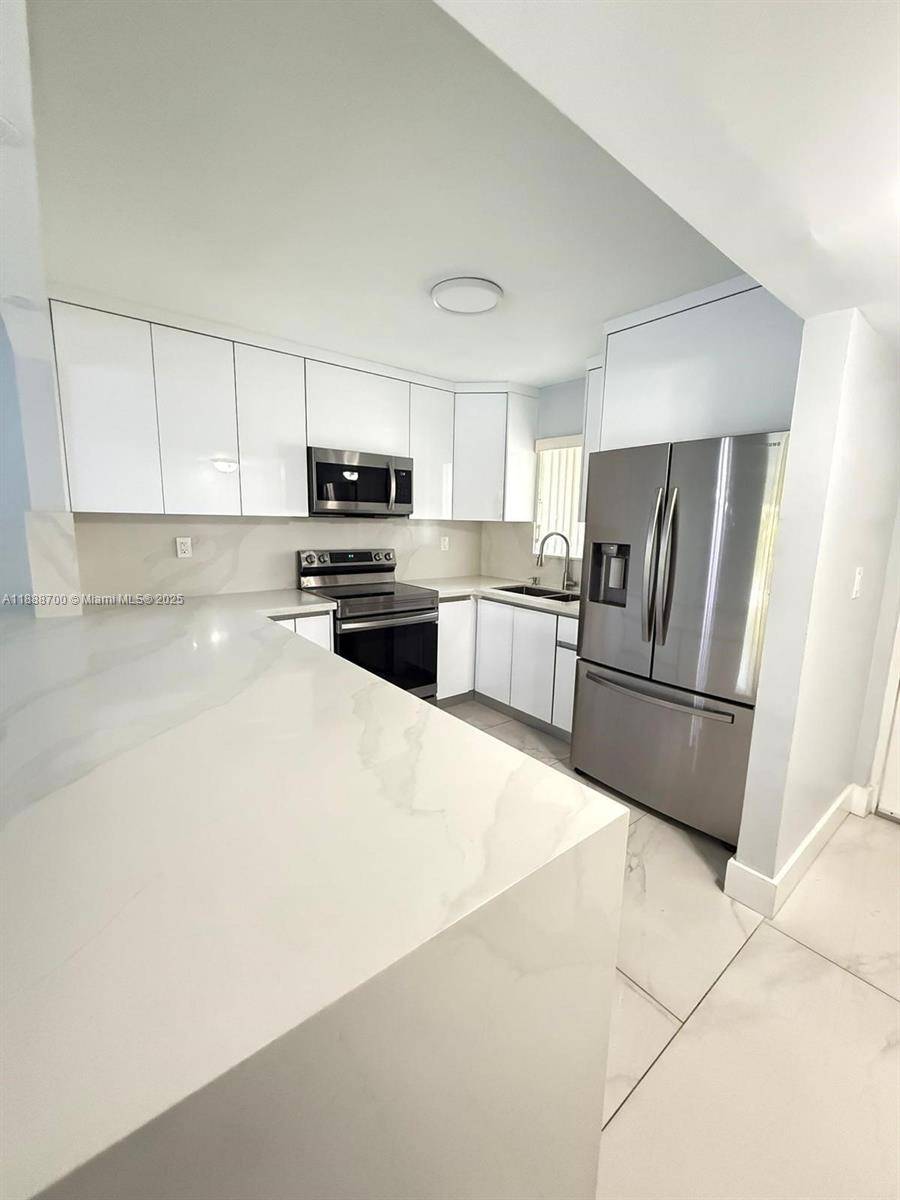 Charming and Spacious unit completely updated 2 bed and 1 2 bathroom.