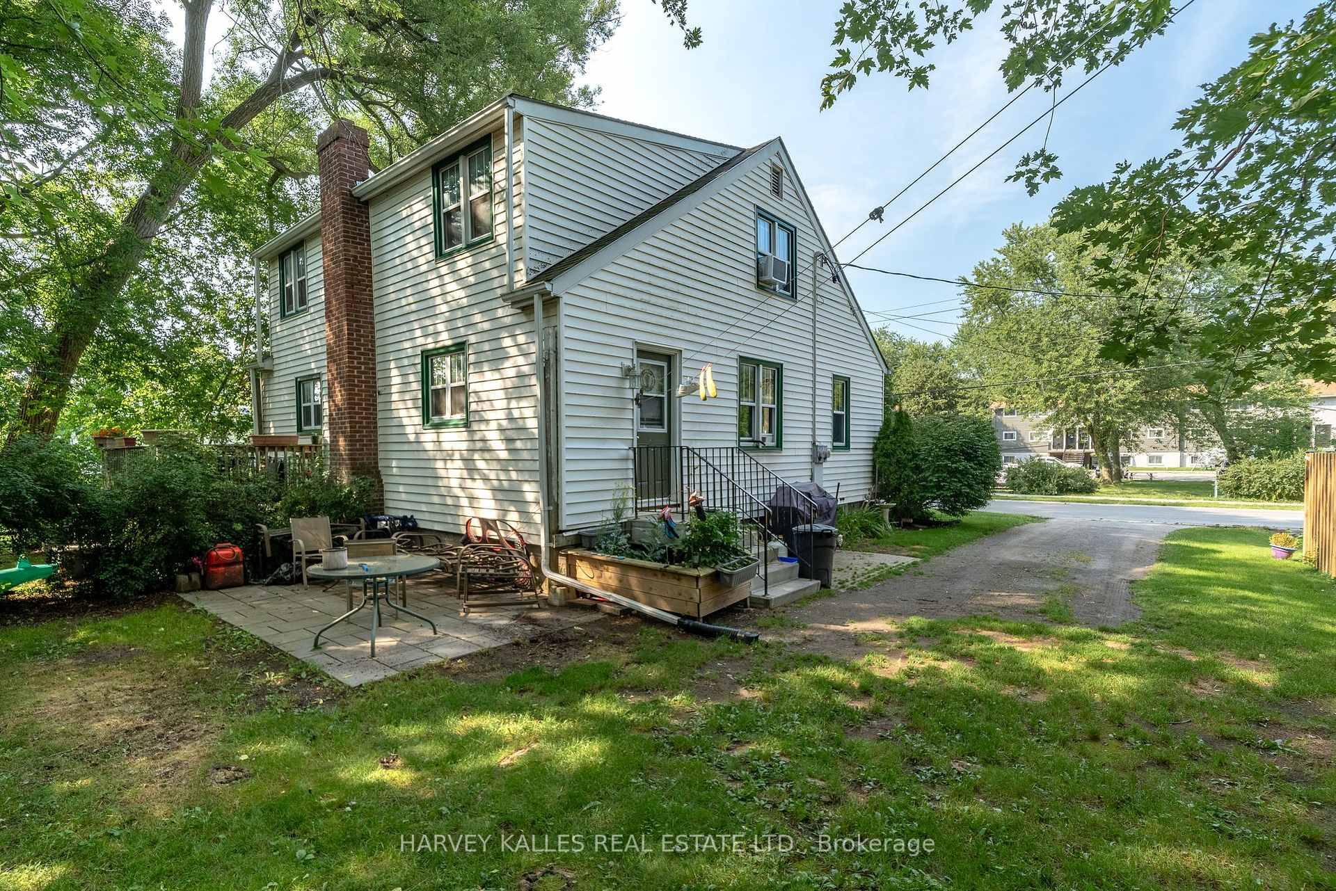 Downtown Picton duplex in Prince Edward County !