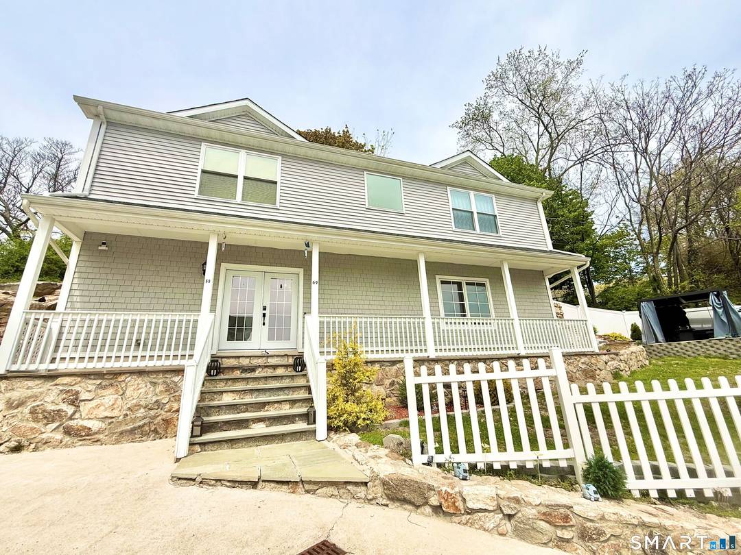 Here's your opportunity to rent a 5 year young colonial in the north end of Bridgeport !