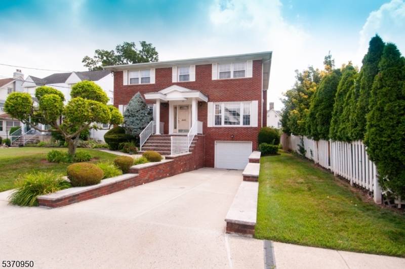 Exquisite and rare spacious 4 5 bed brick home for sale !