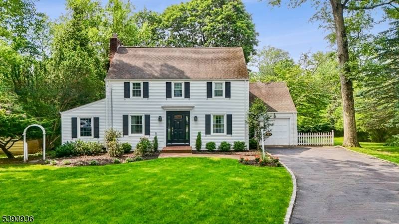 WONDERFUL GLENWOOD COLONIAL PRESTIGIOUS CONVENIENT SHORT HILLS LOCATION Nestled in this ultra luxury neighborhood and resting atop lush property, 80 Great Oak Drive is an amazing opportunity for easy living ...