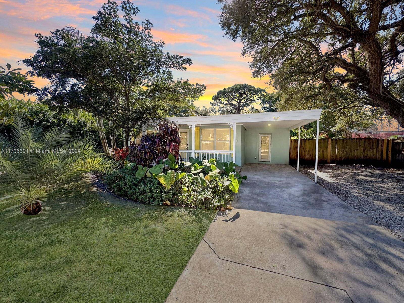 CHECK OUT THIS STUNNING, RENOVATED 2 1 HOME IN FORT LAUDERDALE !