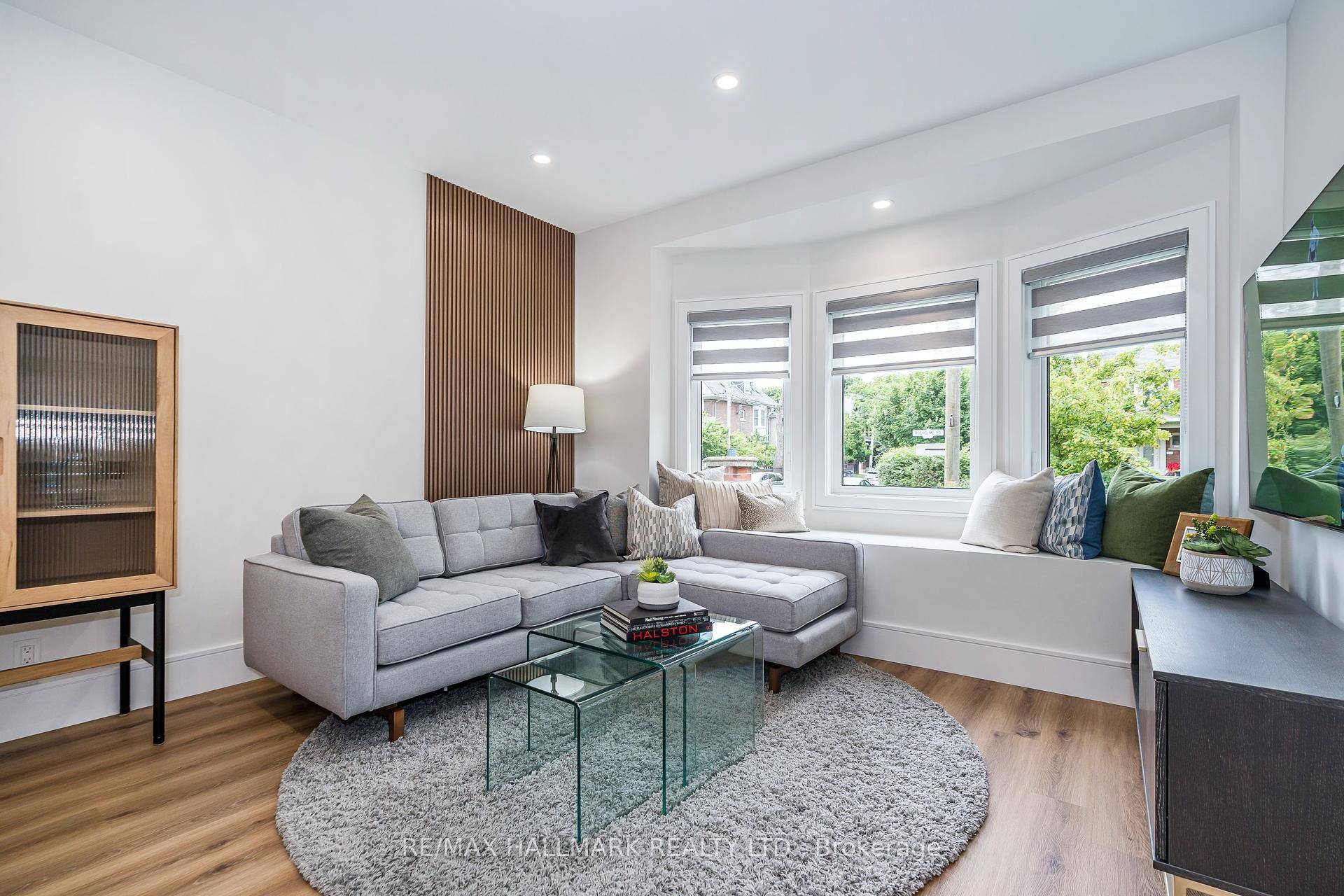 Updated, Bright And Spacious Main Floor 2 Bedroom Apartment, 8'10 Ceilings, With 1056S.