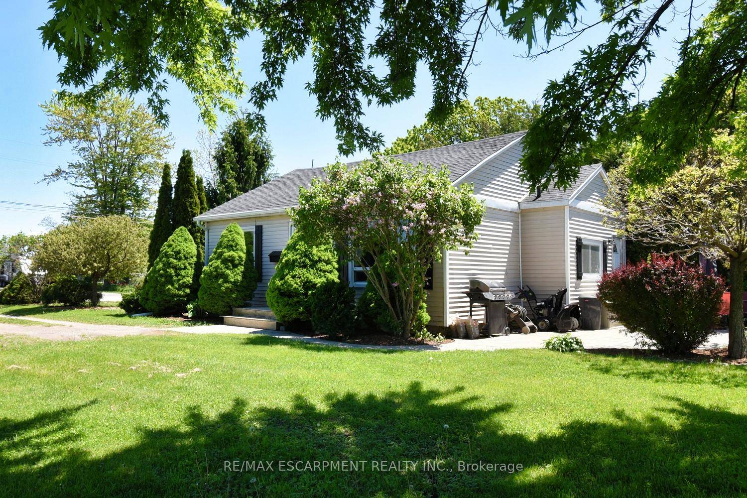 Country charmer on a massive lot only 10 minutes to the QEW !